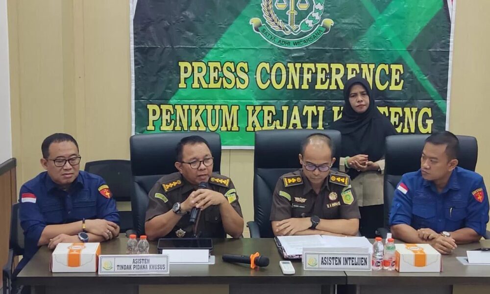 PRESS CONFERENCE : Kejati Kalteng saat memberikan keterangan pers terkait perkembangan penyidikan dugaan korupsi pengadaan internet senilai Rp2,4 miliar di Kabupaten Seruyan, Kamis (4/9/2025).