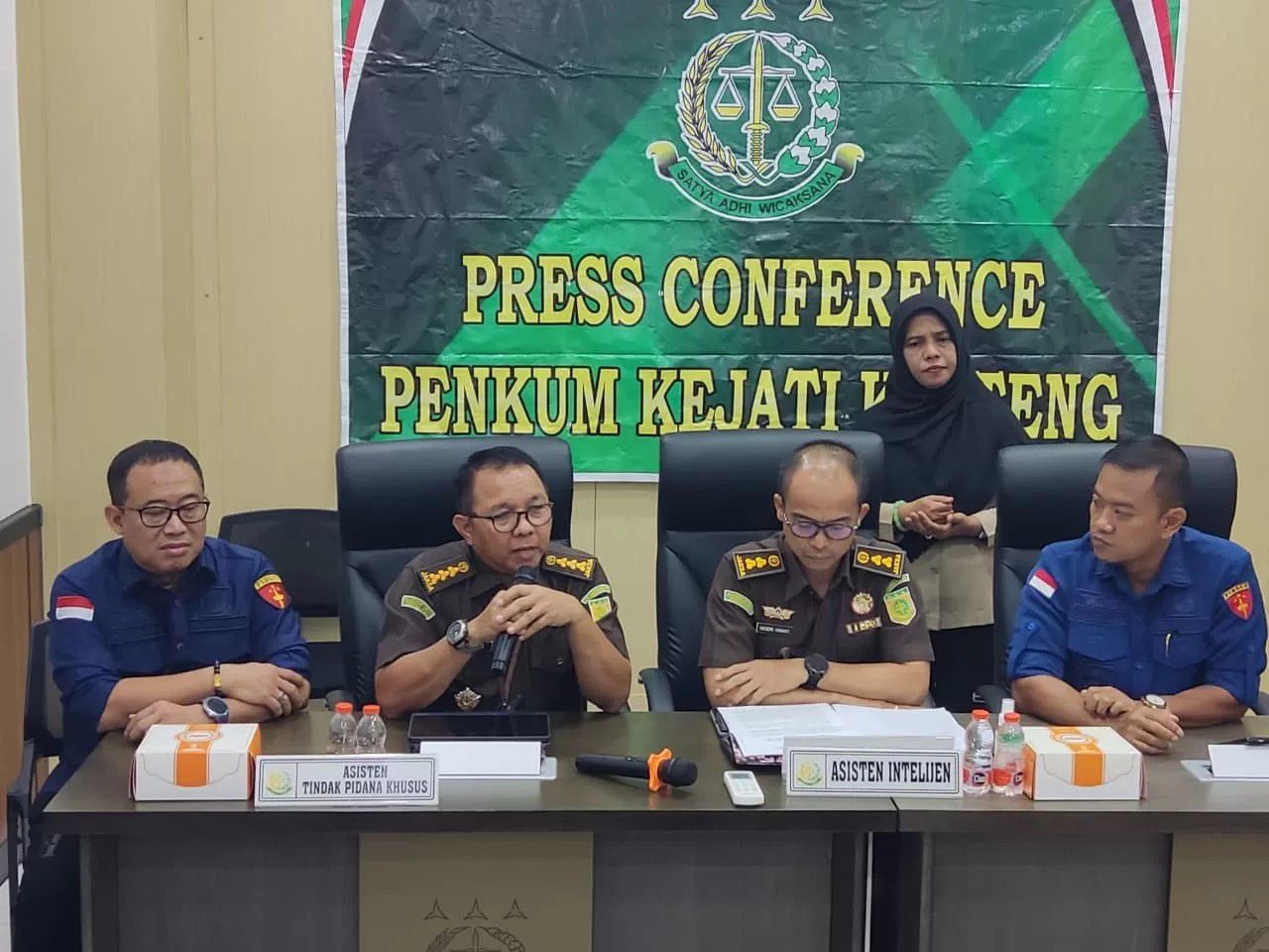 PRESS CONFERENCE : Kejati Kalteng saat memberikan keterangan pers terkait perkembangan penyidikan dugaan korupsi pengadaan internet senilai Rp2,4 miliar di Kabupaten Seruyan, Kamis (4/9/2025).