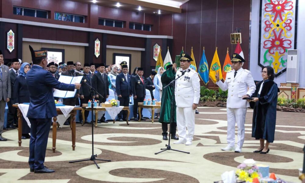 LANTIK : Gubernur H. Agustiar Sabran saat melantik pasangan H. Shalahuddin dan Felix Sonadie Y. Tingan sebagai Bupati dan Wakil Bupati Barito Utara Masa Jabatan 2025–2030, Jumat (10/10/2025).