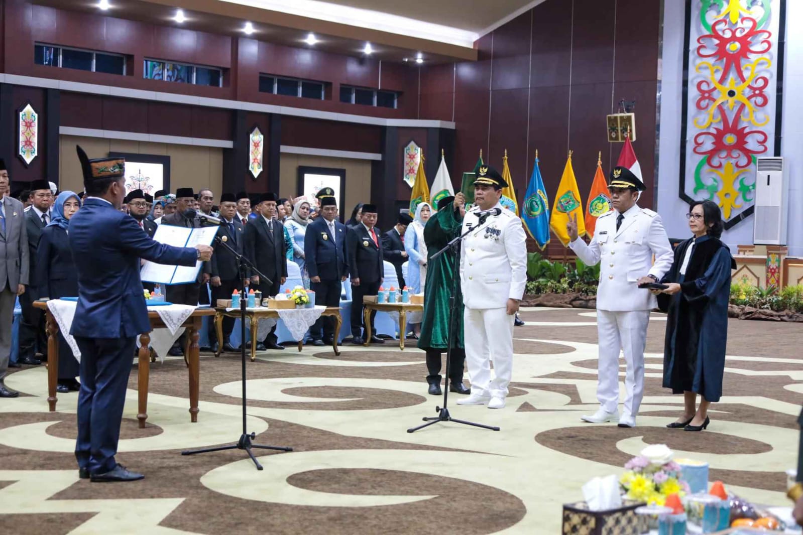 LANTIK : Gubernur H. Agustiar Sabran saat melantik pasangan H. Shalahuddin dan Felix Sonadie Y. Tingan sebagai Bupati dan Wakil Bupati Barito Utara Masa Jabatan 2025–2030, Jumat (10/10/2025).